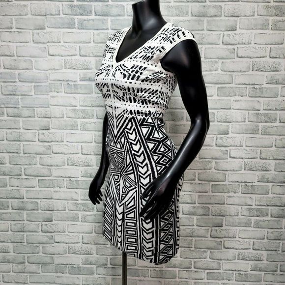 Reiss Womens 4 Faith Aztec Black White Bodycon Dress Geometric Print V Neck Mini - Picture 5 of 10